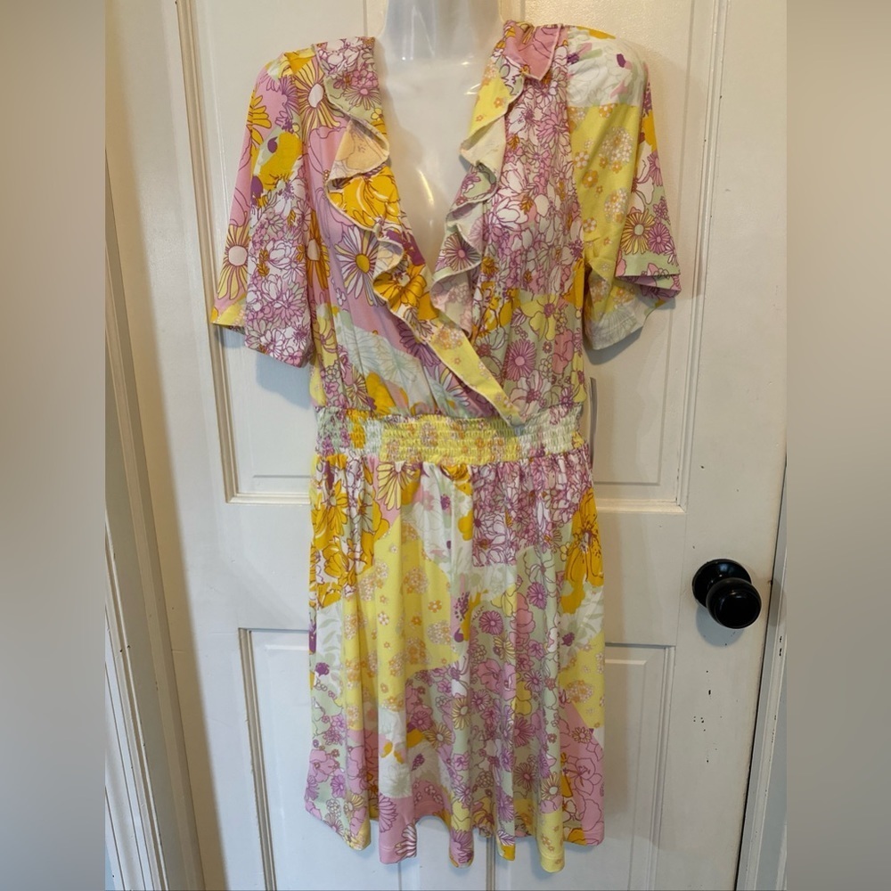 NWT Modcloth Marvelous Flower Medley Surplice Dress size Medium NWT